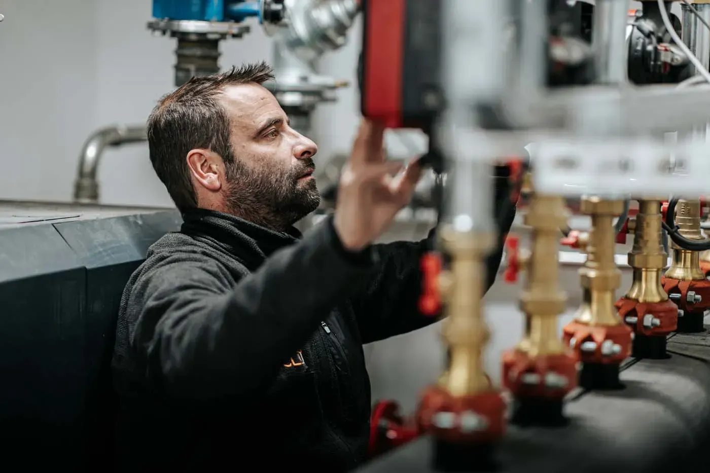 Technicien ACL en intervention sur une installation de chauffage